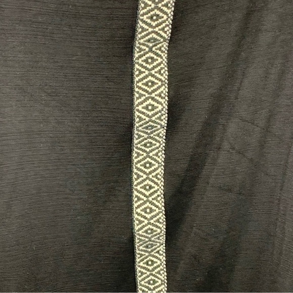 Small Black White Geometric Tribal Trim Cold Shoulder Flowy Short Sleeve Stretch - Picture 6 of 7